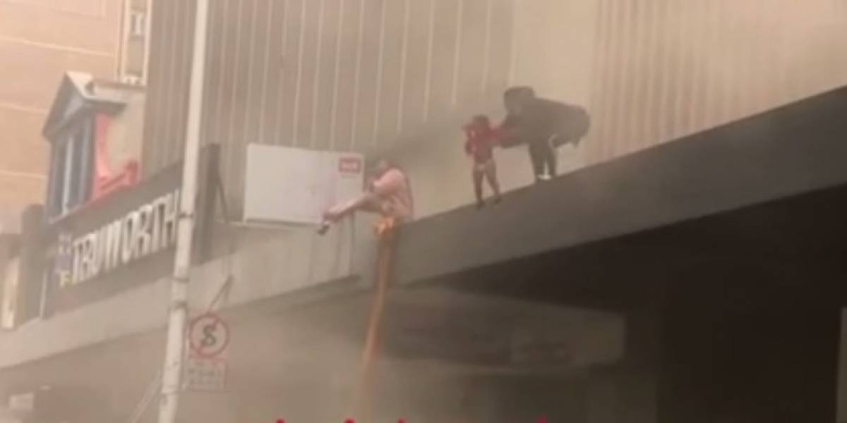 [Video] Una mujer lanzó a su hija de un edificio para salvarla de un incendio
