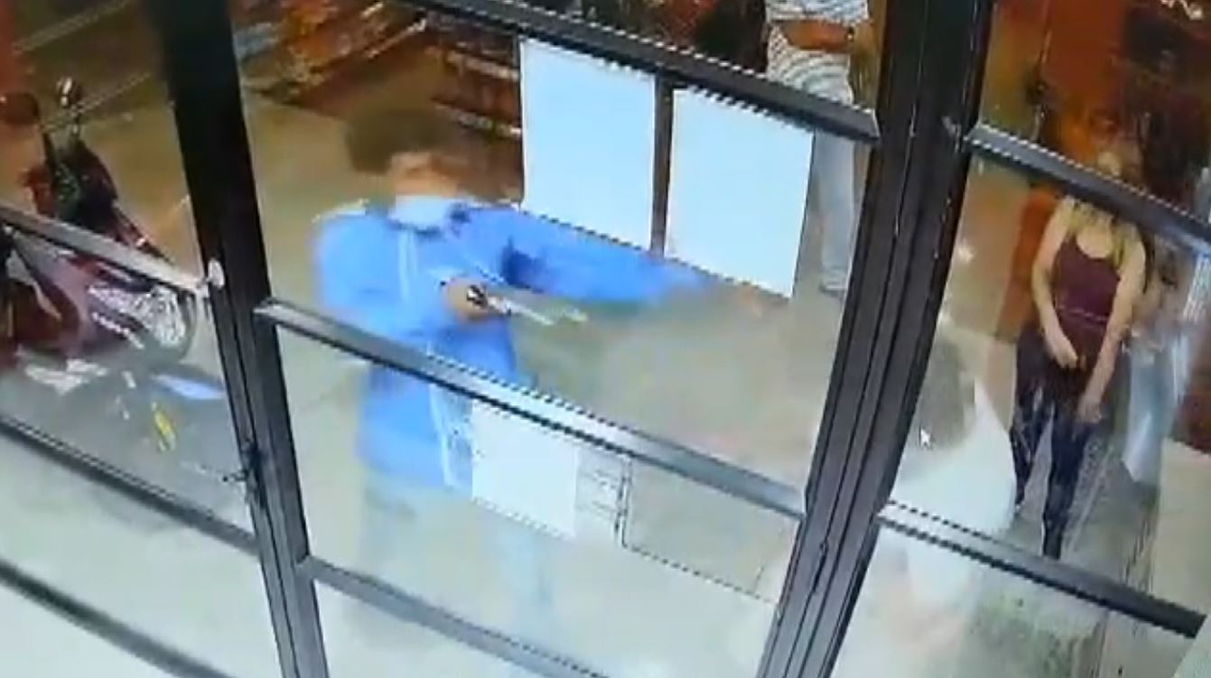 (Video) Robo a mano armada en una farmacia del barrio Laureles