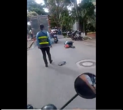 (Video) Mujer terminó arrastrado a agente de tránsito por no parar en un retén