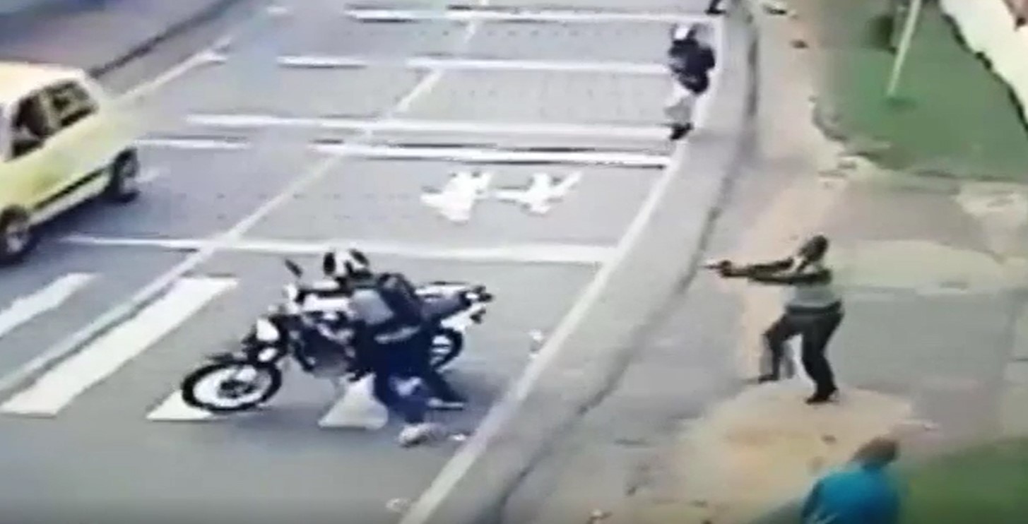 (Video) Rápida reacción de patrullero evitó atraco de motocicleta