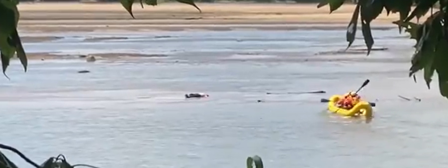 (Video) Bomberos fueron sorprendidos cuando intentaban salvar el cuerpo de un hombre en un río