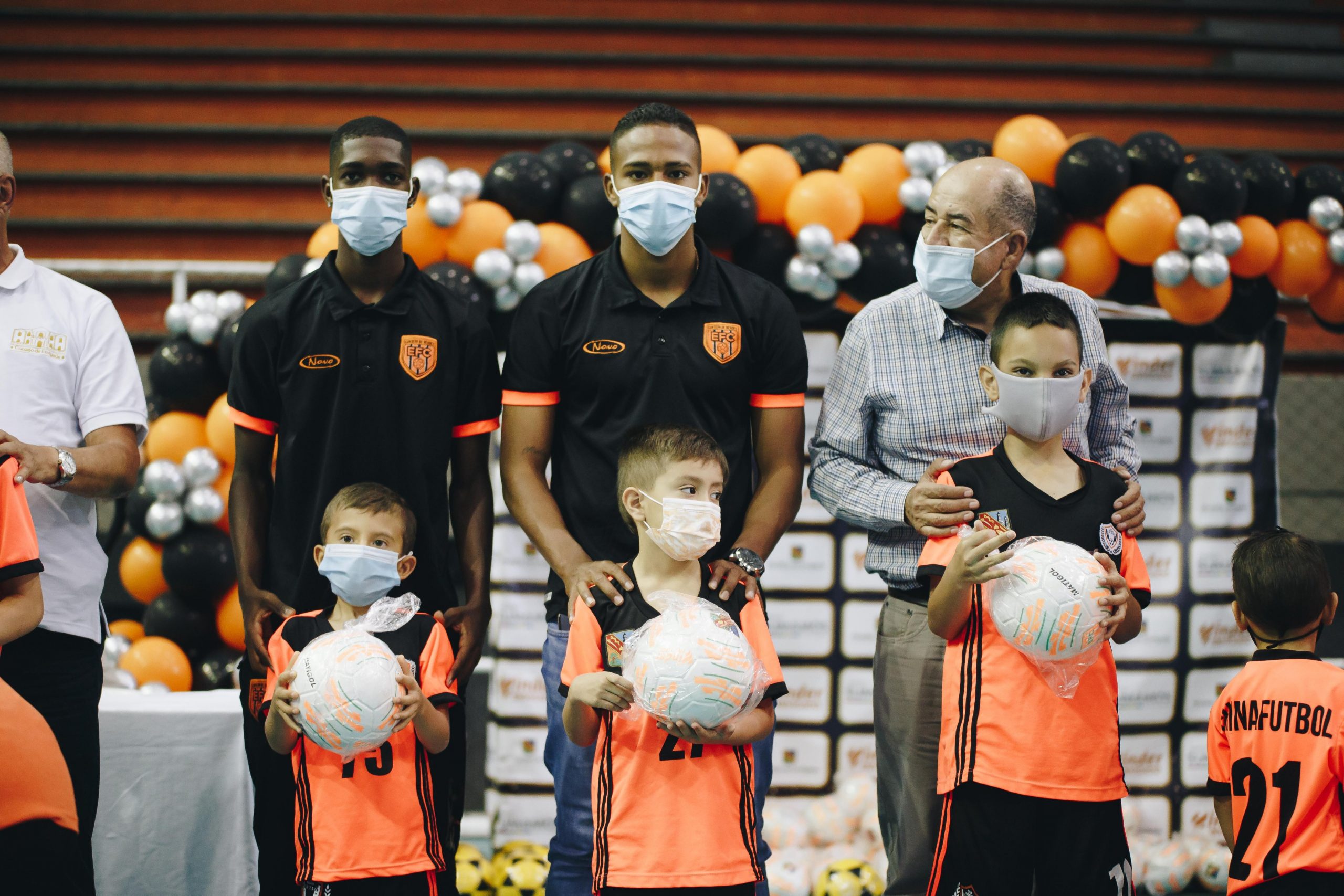 Envigado FC lideró campaña que entregó balones a escuelas de fútbol