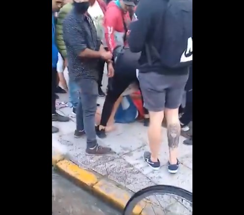 (Video) Mujer le dió fuerte paliza a ladrón que intentó robarle el celular