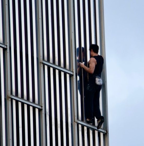 (Video) Hombre escaló un edificio de 120 metros de altura sin equipos de seguridad