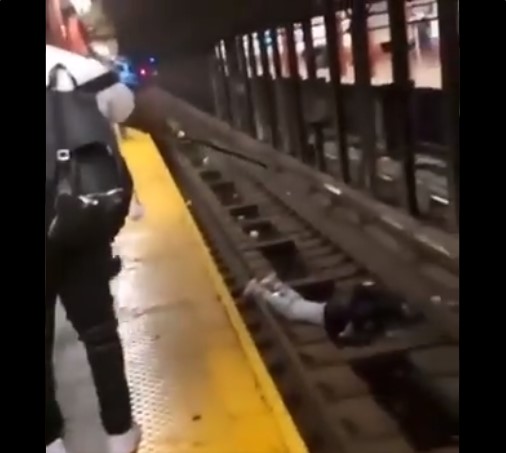 (Video) Hombre es rescatado de las vías del metro de New York