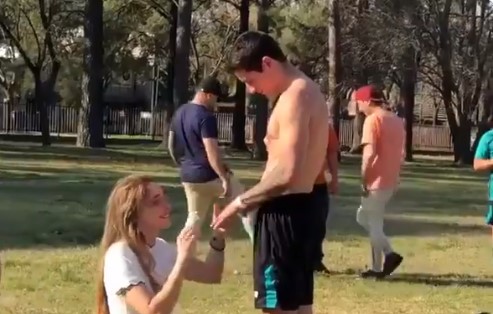 (Video) Novia le realizó propuesta de matrimonio a su novio en plena cancha de fútbol