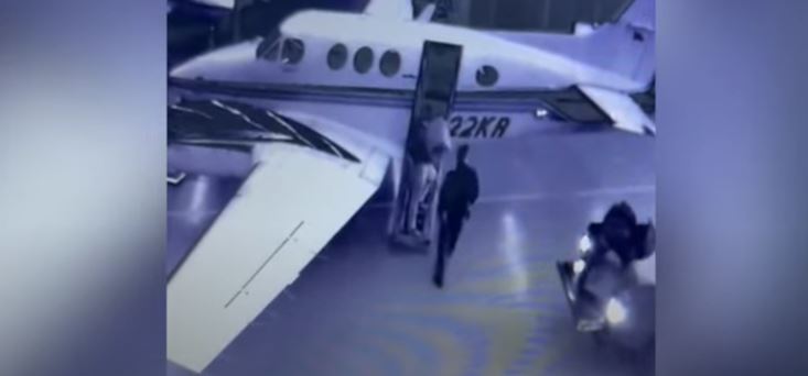 (Video) Así cargaban avioneta relacionada con el esposo de Azcárate