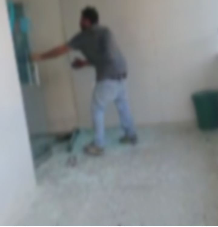 (Video) Hombre atacó la infraestructura de clínica en Bello