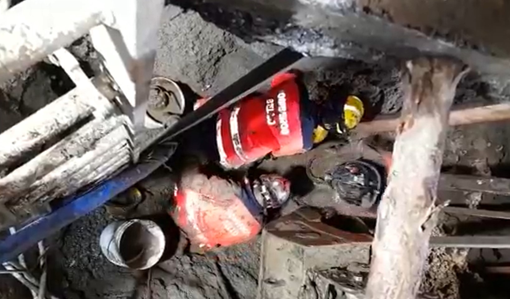 (Video) Bomberos rescataron a personas sepultadas por deslizamiento