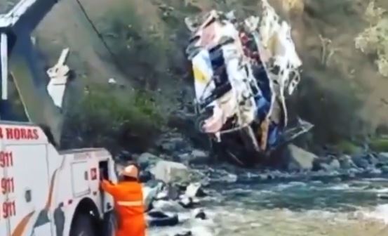 (Video) Caída de un bus por un precipicio deja más de 30 muertos