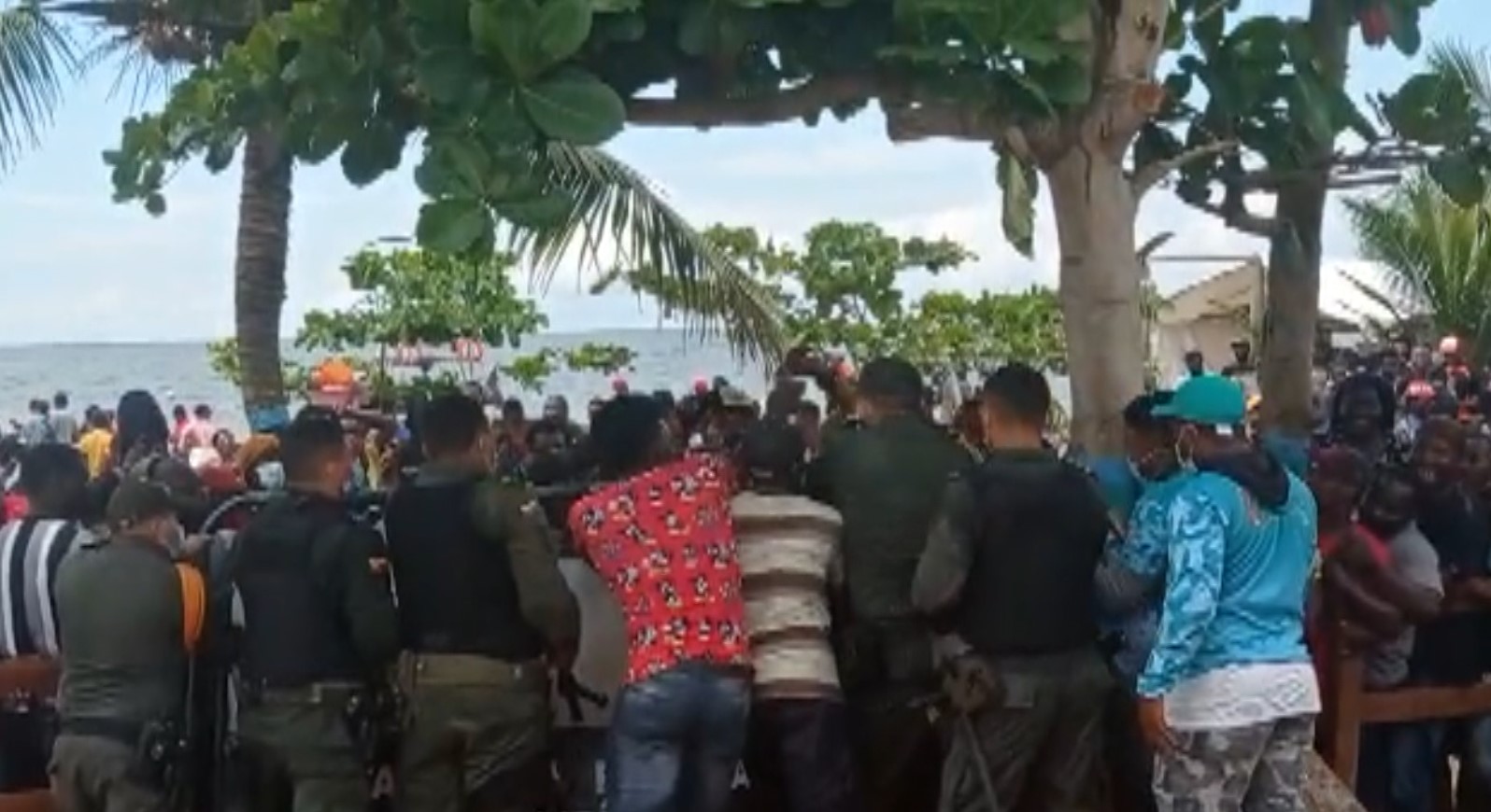(Video) Momentos de tensión en la crisis migratoria en Necoclí