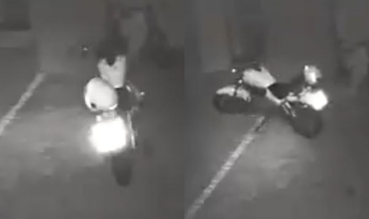(Video) Moto arranca sola dentro de un parqueadero