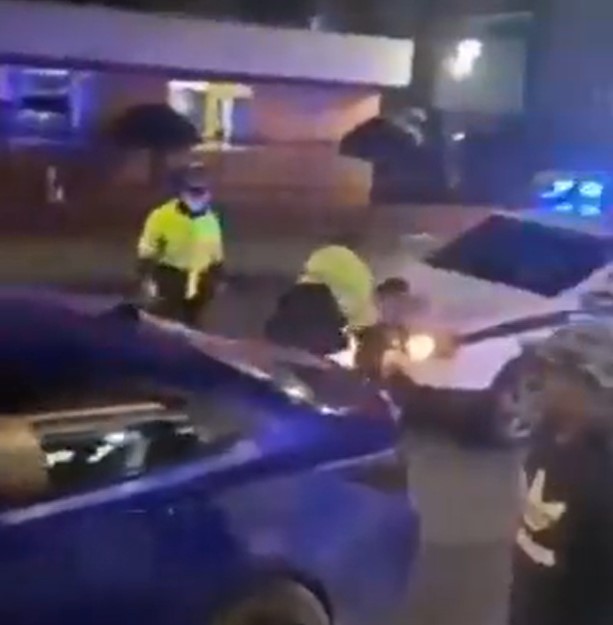 (Video) Fuerte golpiza de un policía a ciudadano