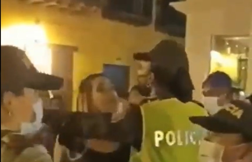 (Video) Agente de policía y extranjera se enfrentaron a golpes por tapabocas