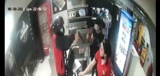 (Video) Presunto ladrón atracó local de comida rápida en Itagüí