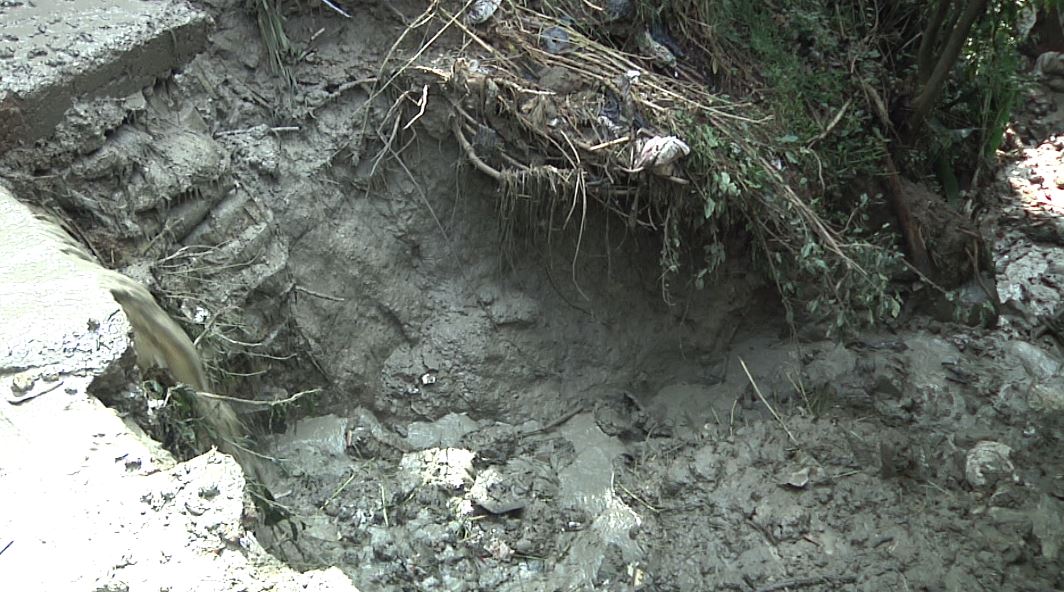 (Video) Fuerte deslizamiento en Altavista afectó a varias familias