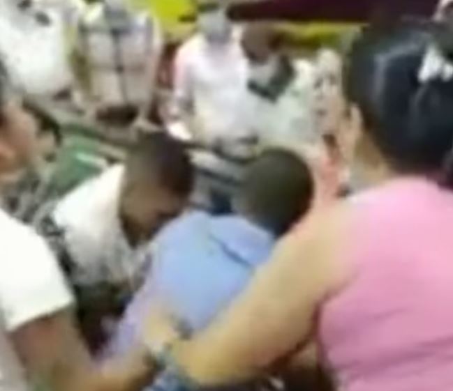 (Video) Mujer salvó a un niño que quedó atascado en escaleras eléctricas