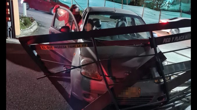 Carro sin frenos causó fuerte accidente en el Escobero