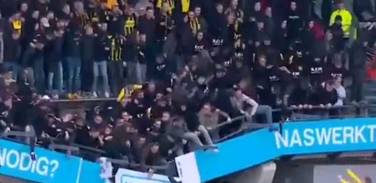 (Video) Colapsa tribuna de un estadio mientras hinchas celebraban la victoria de su equipo