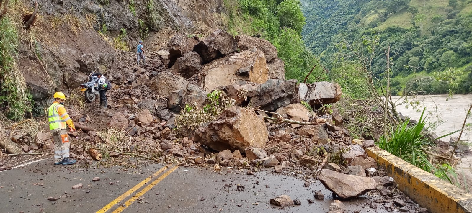 (Fotos) Por fuerte derrumbe, vía Bolombolo – Santa Fe permanece cerrada