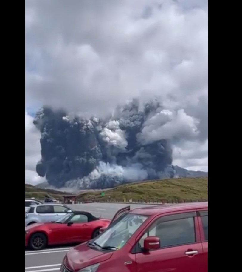 (Video) Impactante erupción del volcán Monte Aso en Japón