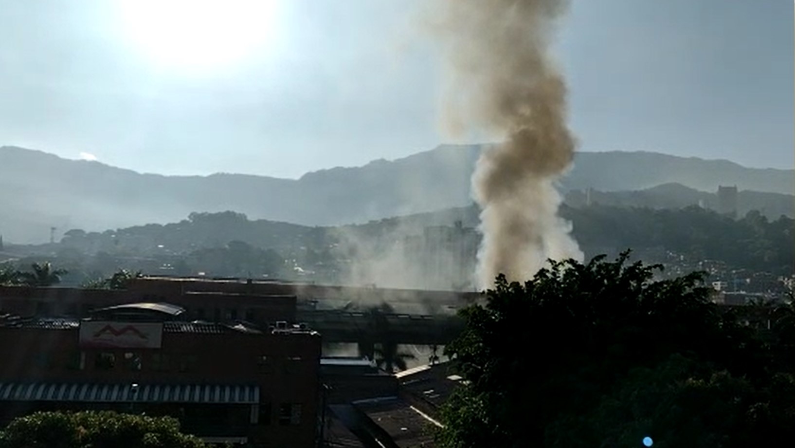 (Video) Se registró incendio en los alrededores de la estación Alpujarra