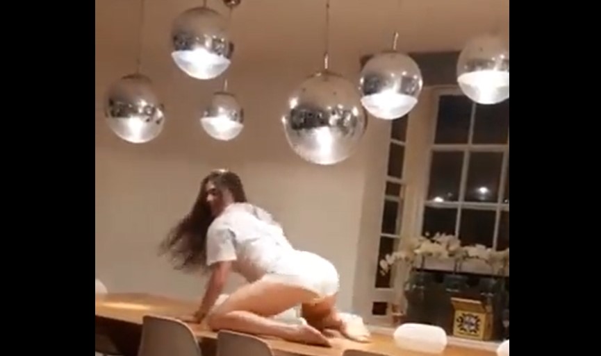 (Video) Joven se hace viral por romper lámpara con sensual baile