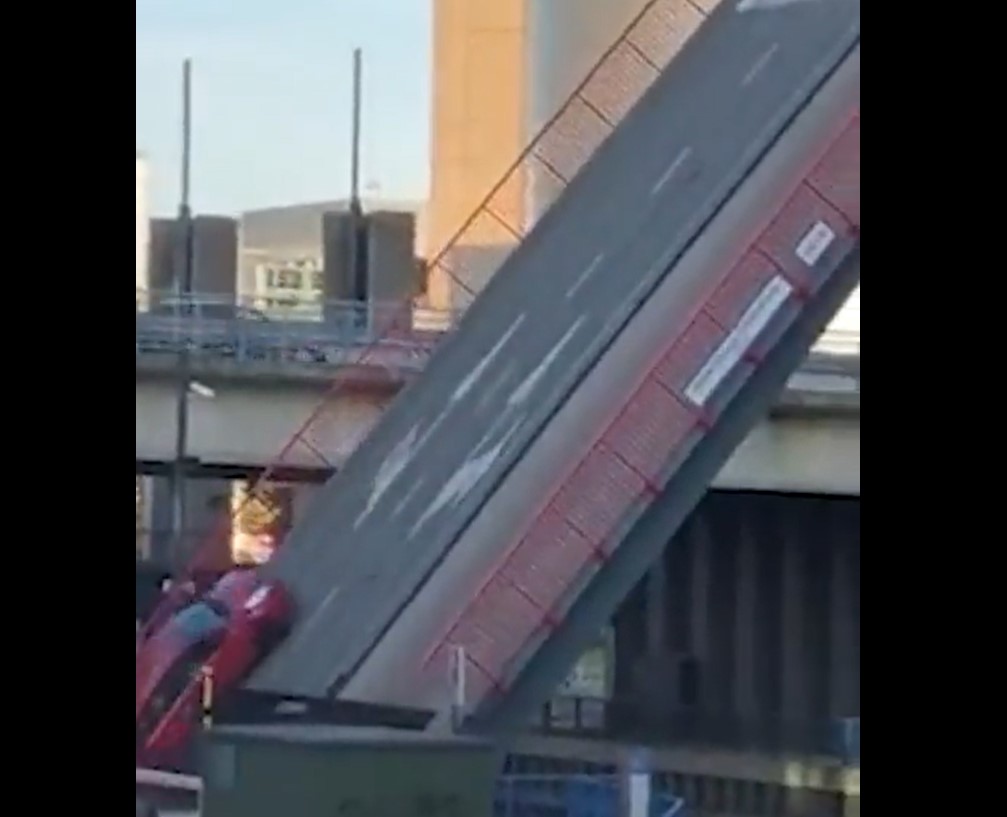 (Video) Puente levadizo se abrió mientras coche familiar pasaba