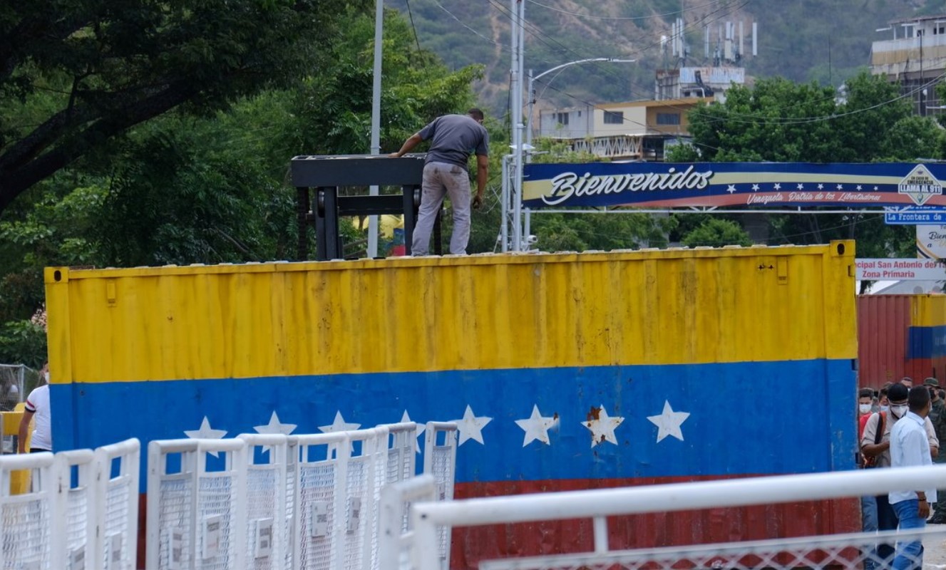 Venezuela reabre su frontera con Colombia
