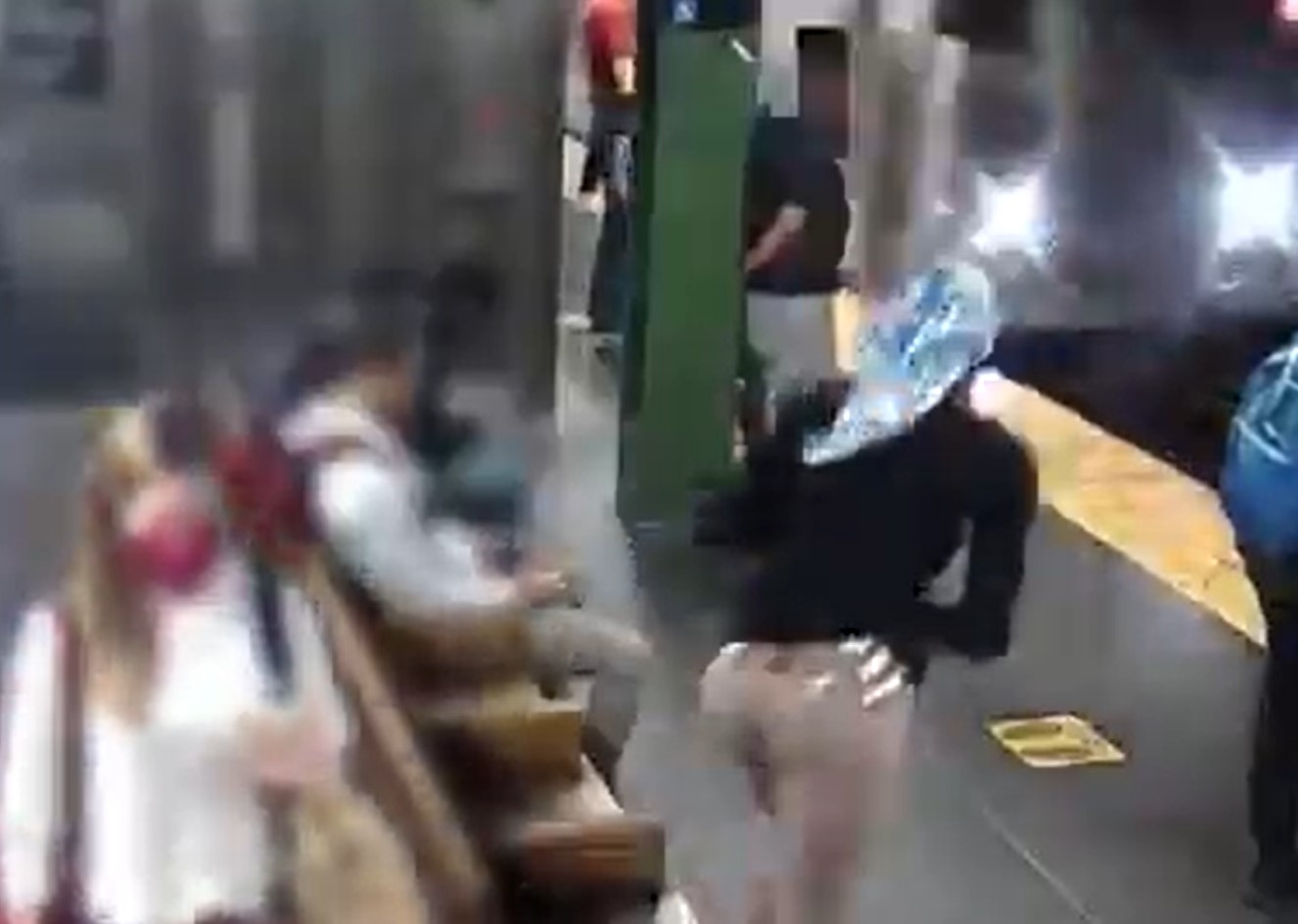 (Video) Mujer se salva de ser atropellada en el metro