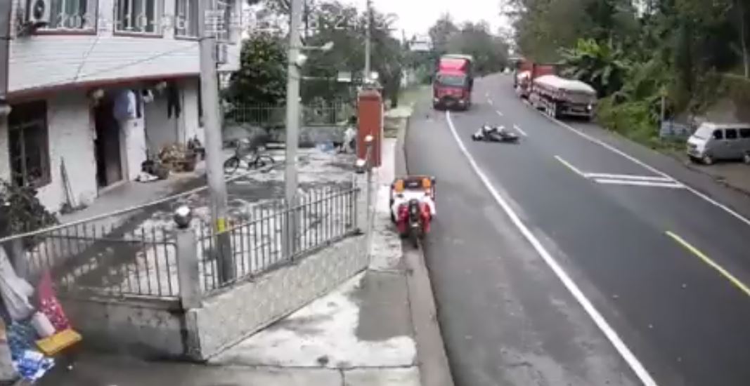 (Video) Imprudencia de transeúnte causa fuerte accidente entre motociclista y tractomula