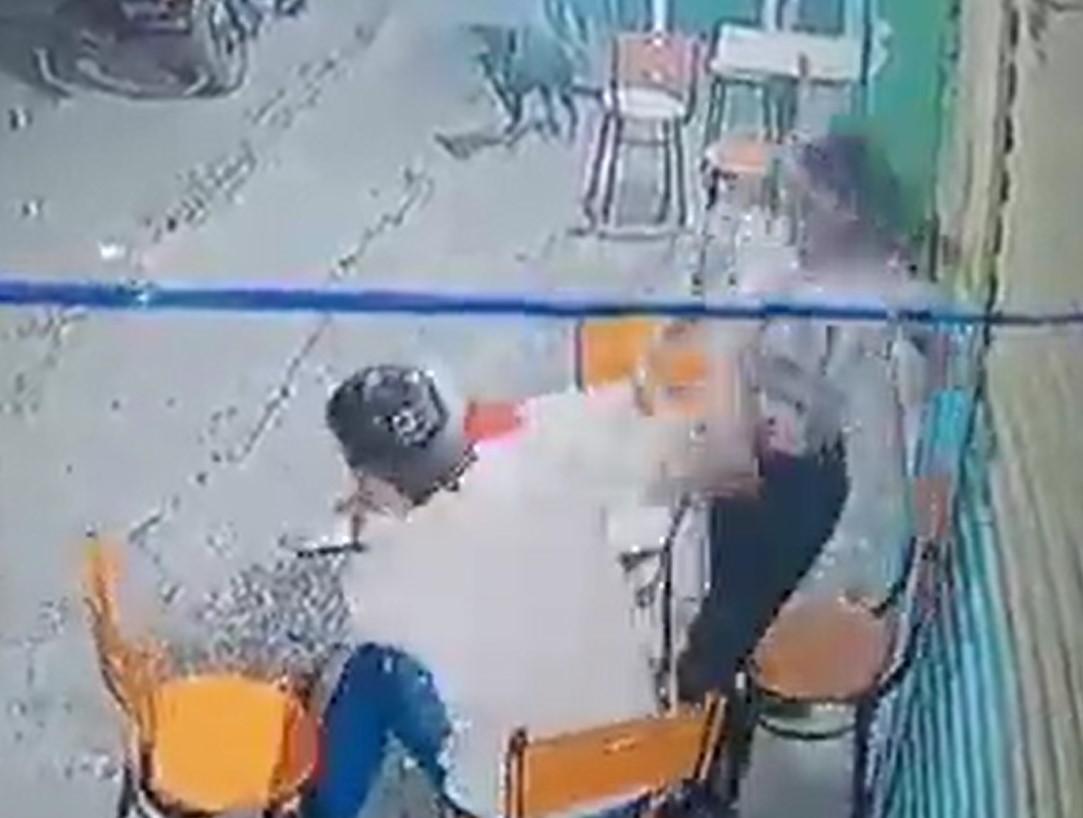 (Video) Mujer se defendió después de recibir golpe en la cara