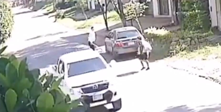 (Video) Hombre cogió a batazos a presunto ladrón que robó su casa