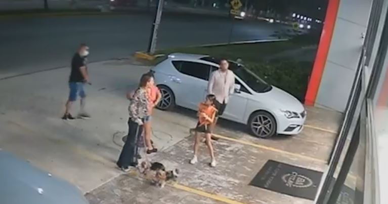 (Video) Atracan a un hombre frente a su familia