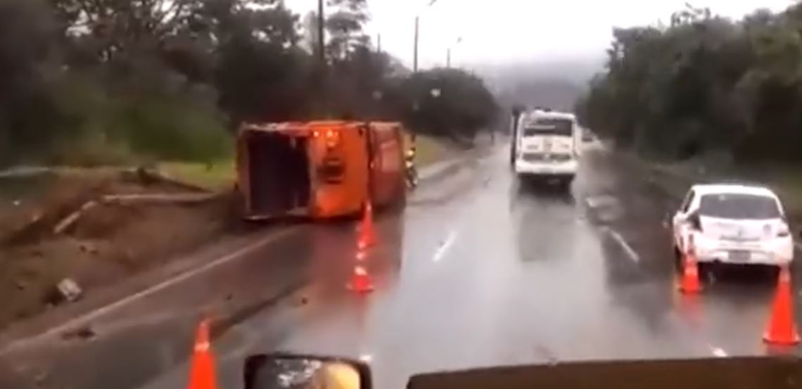 (Video) Camión de basuras perdió el control y se volcó en la Autopista Norte