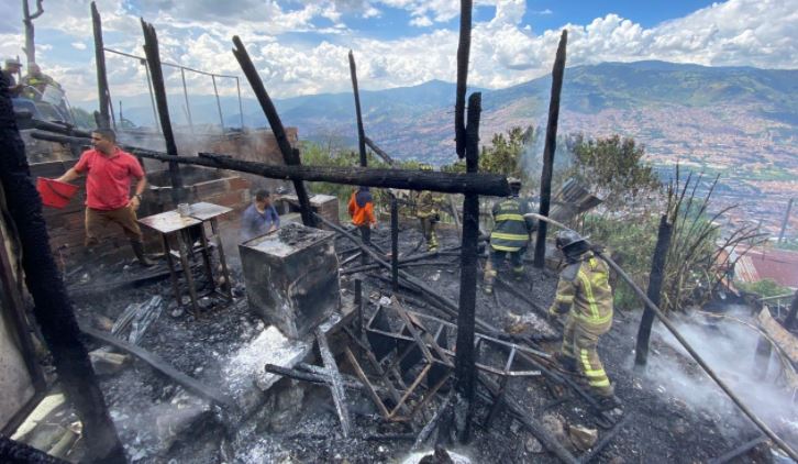 Incendio redujo a cenizas ocho casas en el barrio Carpinelo