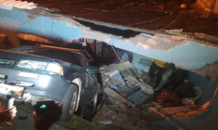 (Video) Carro cayó sobre una vivienda y la destruyó