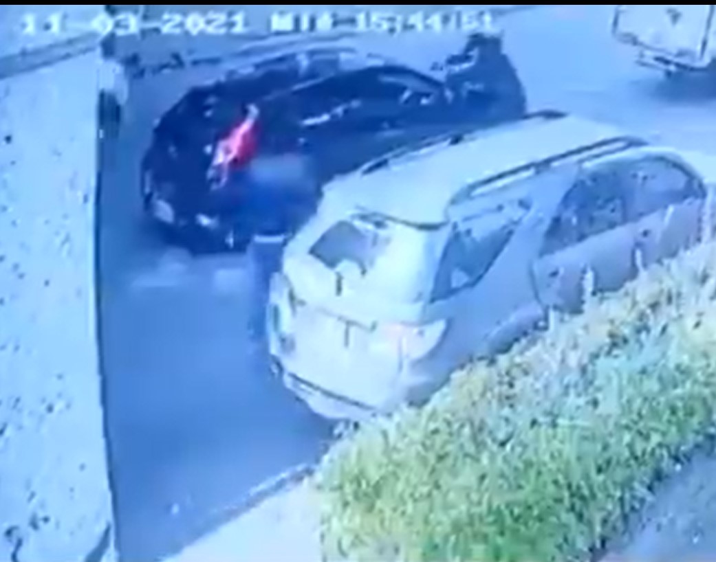 (Video) Conductor arrastró con su auto a ladrón para evitar robo
