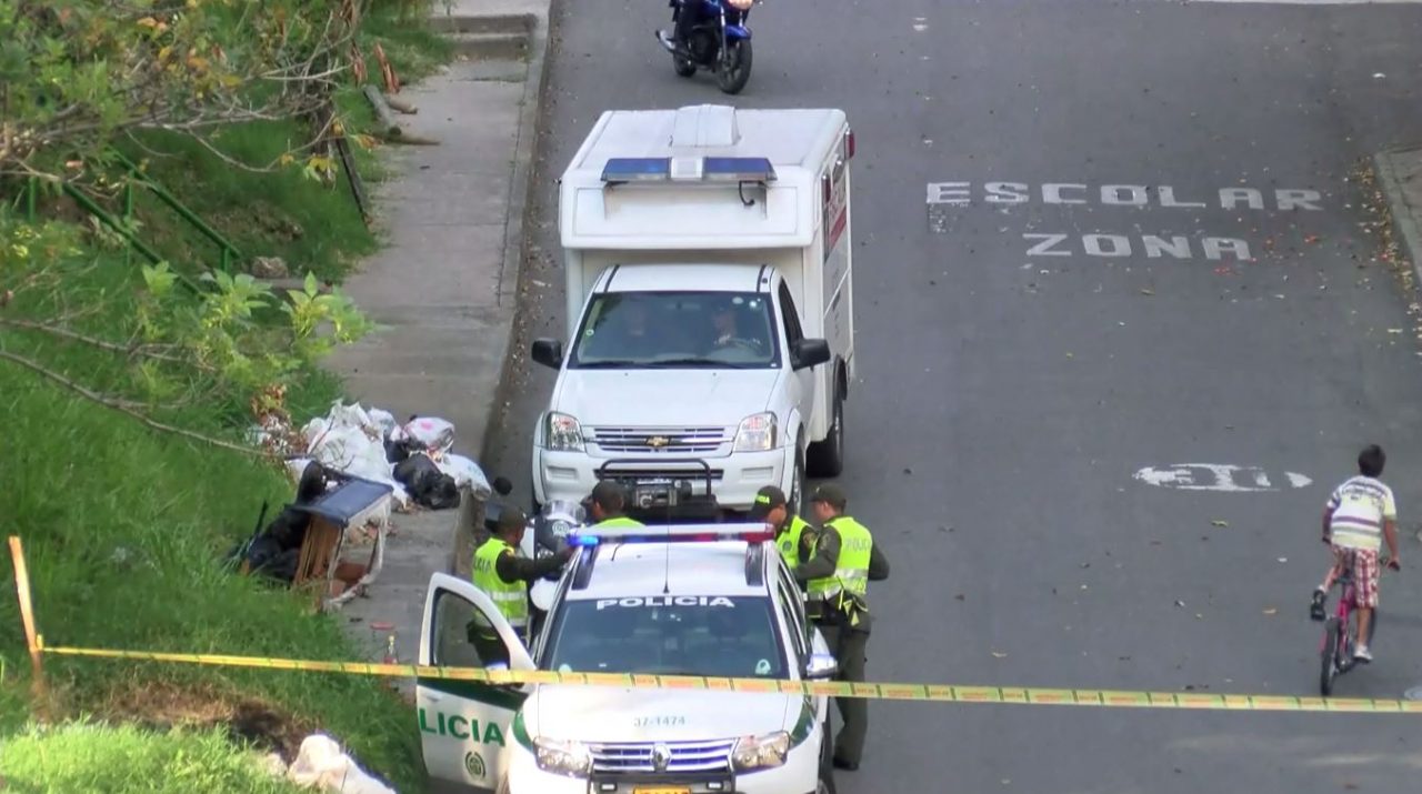 Dentro de un carro y con un tiro en la cabeza fue asesinado un hombre en Copacabana