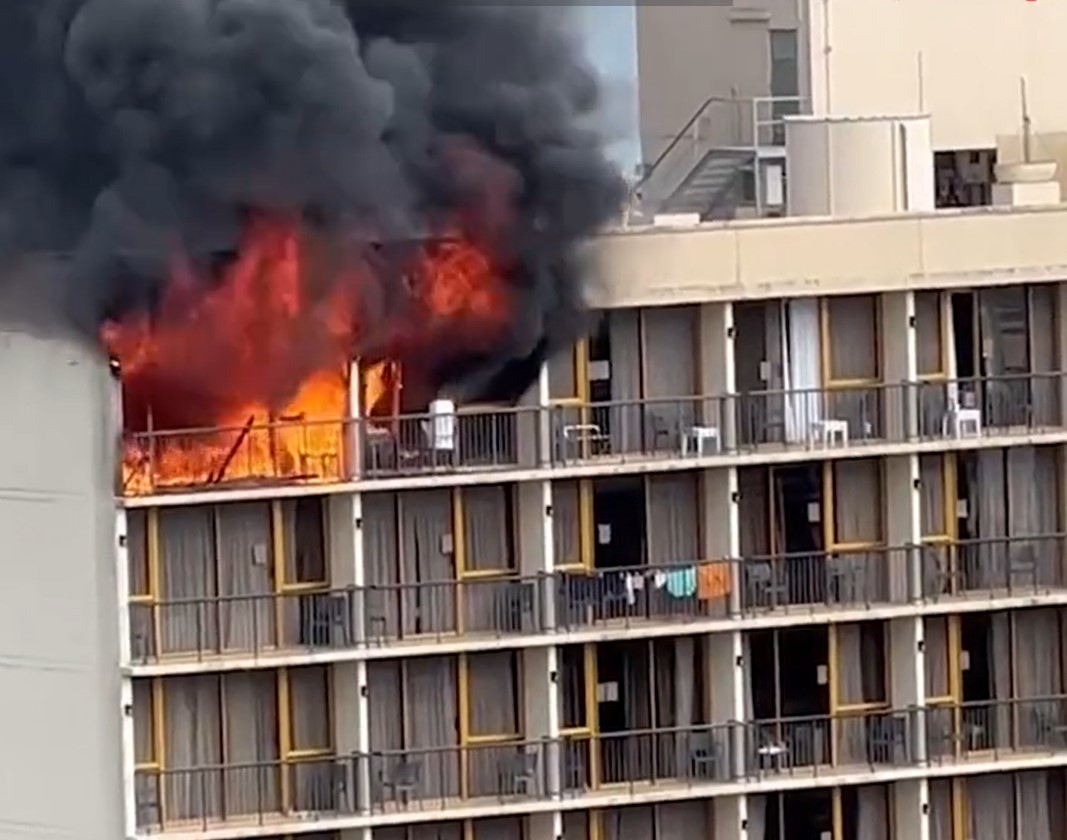 (Video) Mujer prendió fuego a su cuarto de hotel