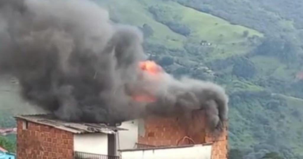 (Video) Fuerte incendio al interior de una vivienda en San Antonio de Prado