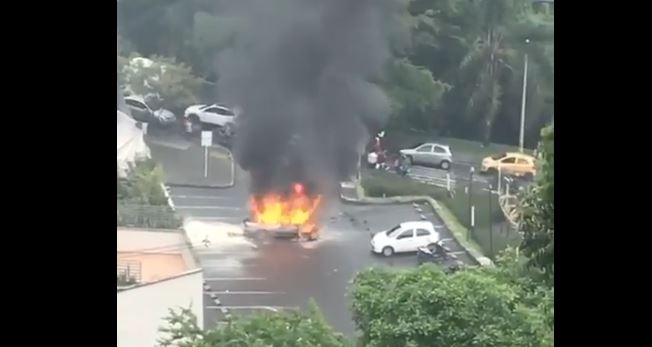 (Video) Carro se incendió en la Loma de Los Bernal