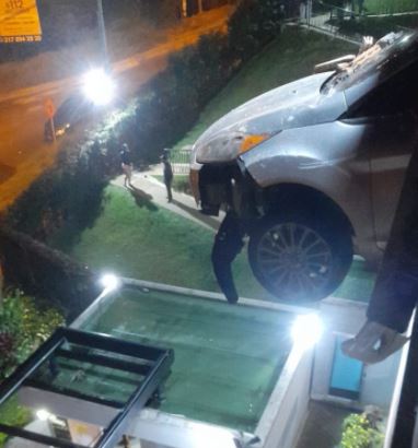 (Fotos) Vehículo casi cae de un parqueadero en Robledo Pajarito
