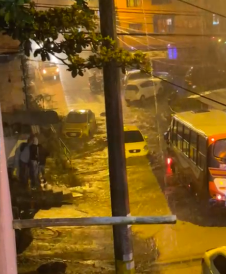 (Video) Fuertes lluvias causan inundaciones en varias zonas de Medellín