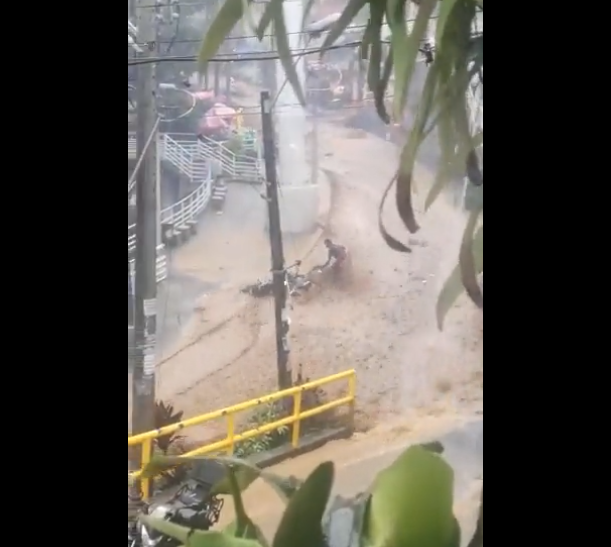 (Video) Lluvias provocan fuertes inundaciones y emergencias en Medellín