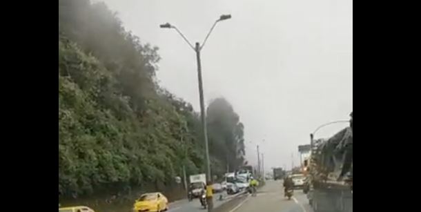 (Video) Camión colisionó contra un poste en la Autopista Medellín-Bogotá