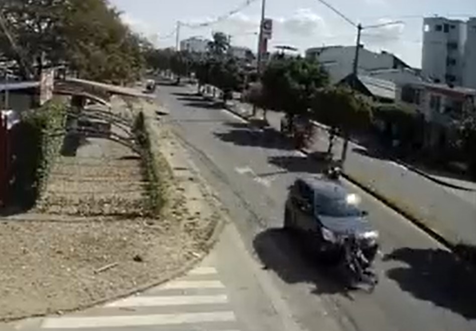 (Video) Camioneta arrolló a una mujer y huyó del lugar