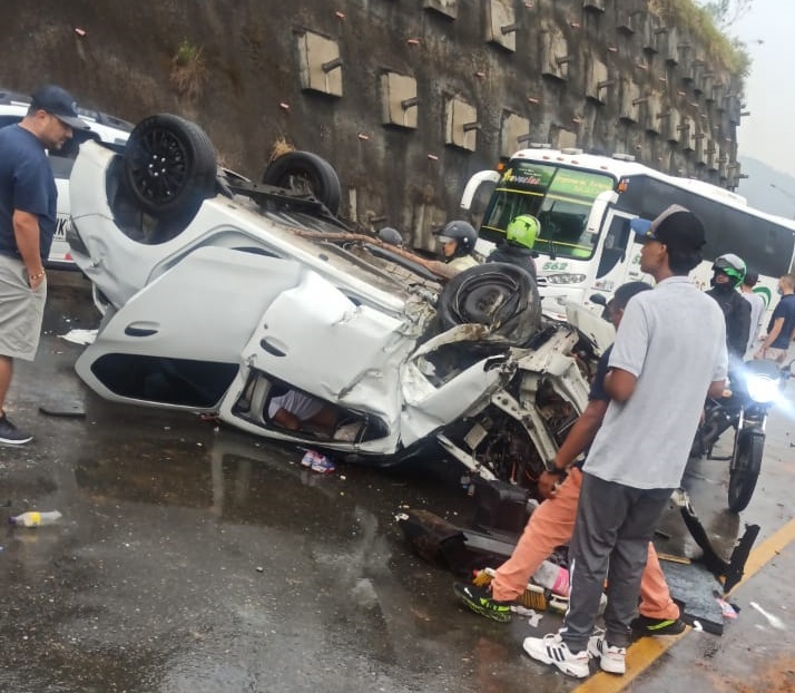 (Video) Camioneta quedó destruida luego de un grave accidente en la vía Barbosa-Medellín