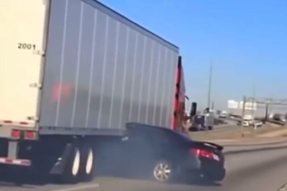 (Video) Tractomula aplastó y arrastró un carro por varios metros