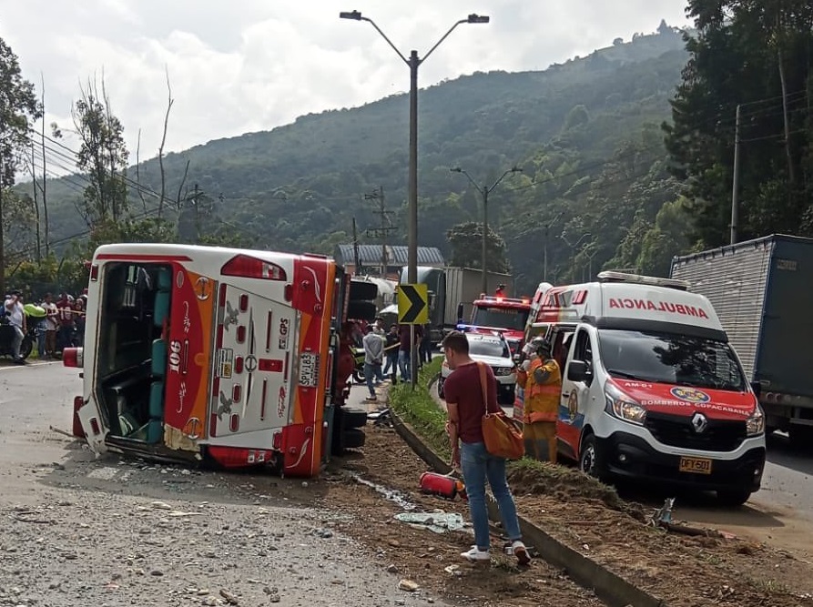 Video Volcamiento De Bus En La Autopista Medellín Bogotá Dejó 11 Heridos